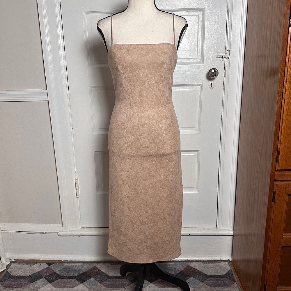 3/$20 💥 4SI3NNA Bodycon Dress Sz S‎ Neutral Muted Snakeskin Print Slit